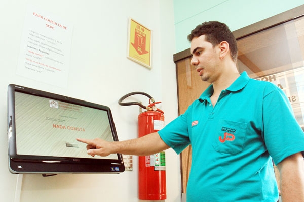 Ajudante geral Isael Barbosa Oliveira, 24, pagou dívidas atrasadas há três semanas. Seu nome está ‘limpo’ para fazer novos financiamentos para compras do fim de ano